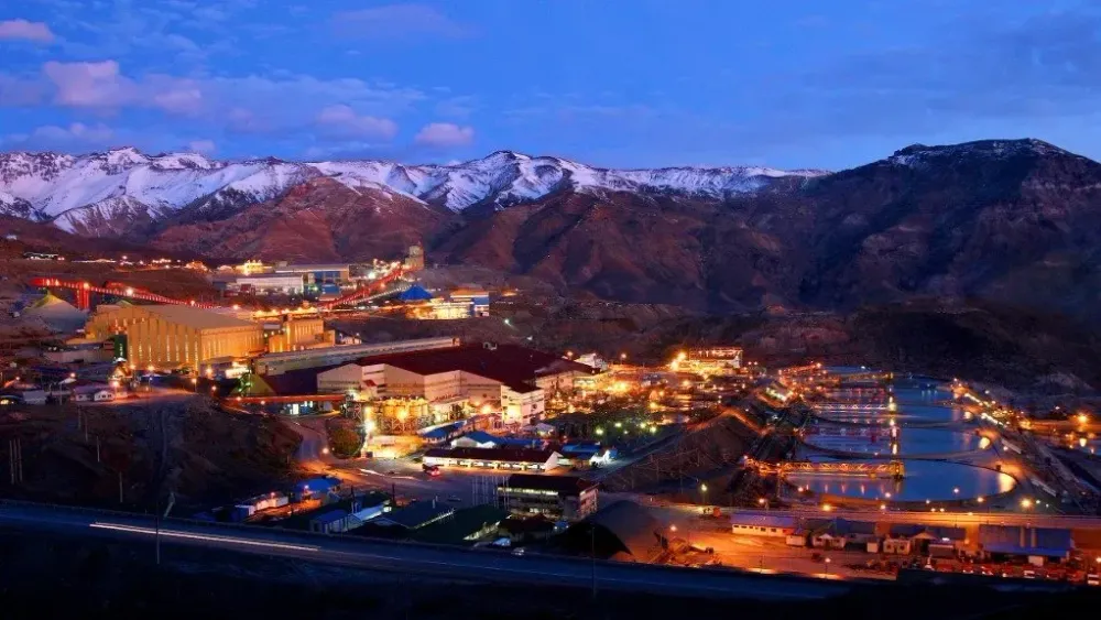 Chile's Codelco pauses El Teniente mine expansion over new signs of seismic risk